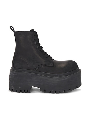 Balenciaga Strike Platform in Black - Black. Size 39 (also in 41).