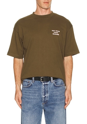 Drôle De Monsieur Le T-Shirt Slogan in Kaki - Brown. Size L (also in M, S, XXL/2X).