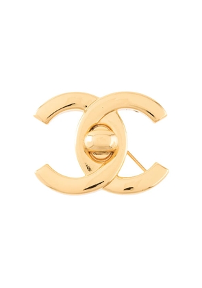 CHANEL Pre-Owned 1996 logo turnlock motif brooch - Gold