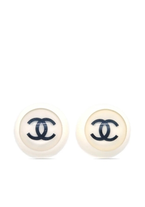 CHANEL Pre-Owned 2001 button clip-on earrings - White