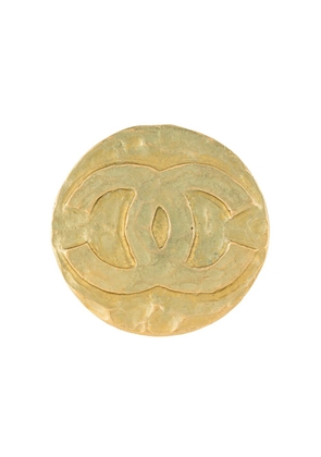 CHANEL Pre-Owned 1995 round CC brooch - Gold