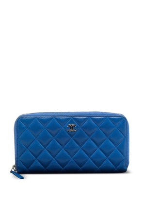 CHANEL Pre-Owned 2016-2017 logo-palque quilted zip wallet - Blue