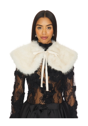 AKNVAS Faux Fur Collar in White.