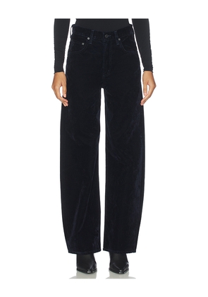 AGOLDE Low Curve in Navy. Size 23. Also in 25, 26, 27, 29, 30, 33.