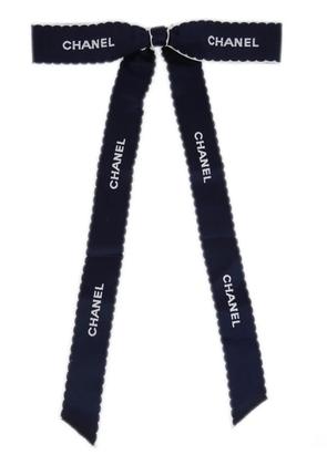 CHANEL Pre-Owned 1990-2000s logo-embroidered bow brooch - Blue