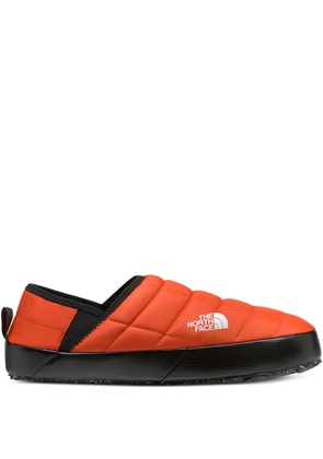 The North Face logo-print quilted mules - Orange
