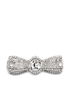 CHANEL Pre-Owned 2000s CC rhinestone-embellished bow brooch - Silver