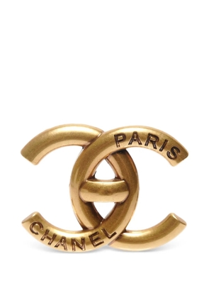 CHANEL Pre-Owned 2021 CC Mark brooch - Gold