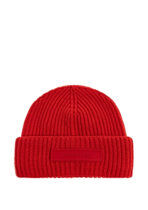Moncler ribbed logo-plaque beanie - Red