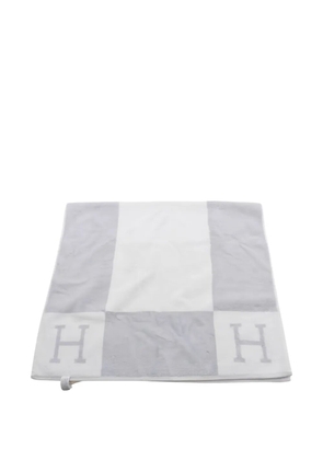 Hermès Pre-Owned 2020s Avalon lettered towel - White