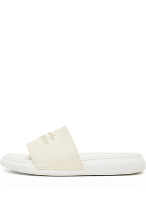 Alexander McQueen Pre-Owned logo-embossed pool slides - White
