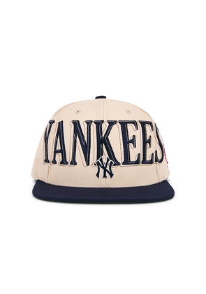 Mitchell & Ness MLB Yankees Across The Board Snapback Hat in Cream.