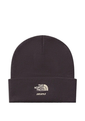 Skims x The North Face logo-embroidered beanie hat - Black