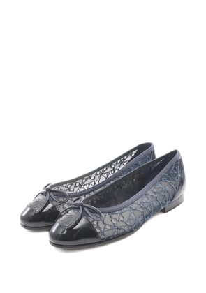 CHANEL Pre-Owned 1986-1988 lace ballet flat - Blue