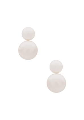 SHASHI Bianca Pearl Earring in Ivory.