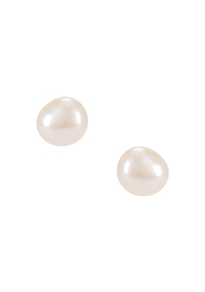 SHASHI Pearl Stud Earring in Ivory.