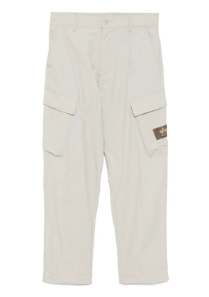 izzue logo-patch trousers - Grey