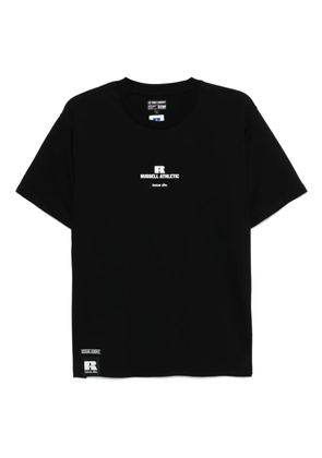 izzue x Russell Athletic logo-print T-shirt - Black