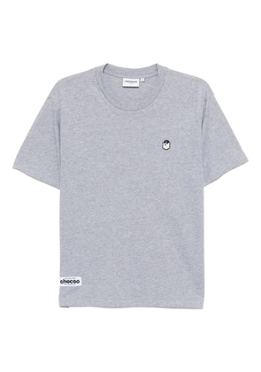 CHOCOOLATE logo-patch T-shirt - Grey