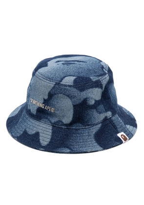 A BATHING APE® logo-plaque denim bucket hat - Blue