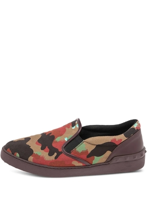 Valentino Garavani Pre-Owned camouflage-print slip-on sneakers - Red