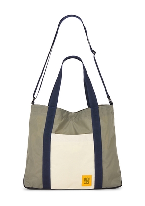 TOPO DESIGNS Mountain Essential Tote in Grey.