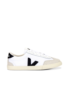 Veja Volley in White. Size 40. Also in 45.