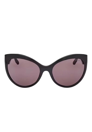 GUESS EYEWEAR cat-eye logo-debossed sunglasses - Black