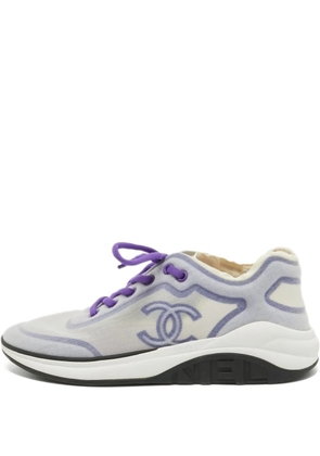 CHANEL Pre-Owned embossed CC-logo sneakers - Purple