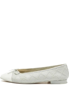 CHANEL Pre-Owned quilted cap-toe ballet flats - Grey