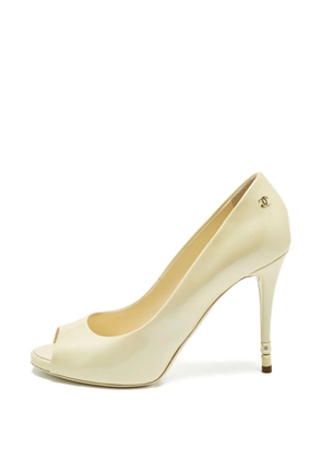 CHANEL Pre-Owned leather pearl-embellished pumps - Neutrals