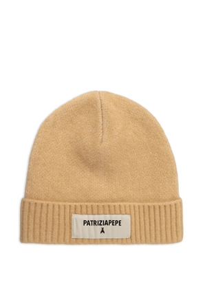 Patrizia Pepe ribbed logo-patch beanie hat - Neutrals