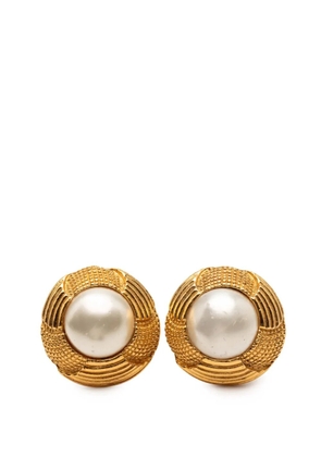 CHANEL Pre-Owned 1970-1980 Gold Plated Faux Pearl Clip On Earrings costume earrings - White