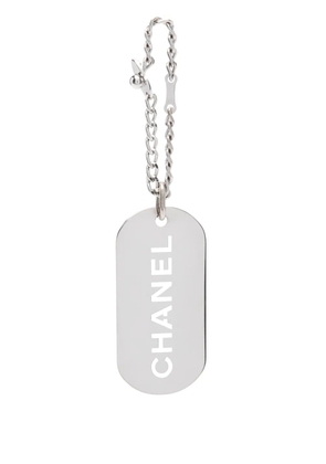 CHANEL Pre-Owned 2004 cut-out logo keyring - Silver