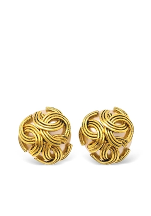 CHANEL Pre-Owned 1994 Triple CC clip-on earrings - Gold
