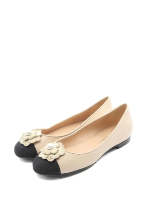 CHANEL Pre-Owned 1986-1988 Camellia leather flat pumps - Neutrals