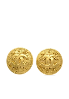 CHANEL Pre-Owned 1996 CC-embossed button clip-on earrings - Gold