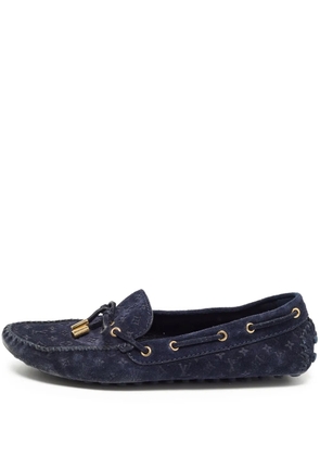 Louis Vuitton Pre-Owned Monogram-debossed suede loafers - Blue