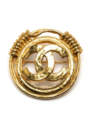CHANEL Pre-Owned 1994 CC round brooch - Gold