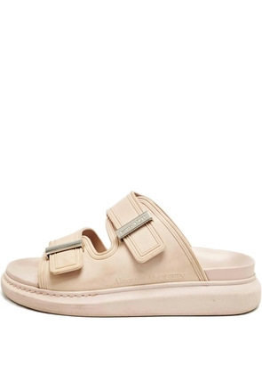 Alexander McQueen Pre-Owned 2024 sculptural rubber slides - Neutrals