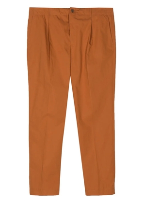 Maison Kitsuné pleat-detail tapered trousers - Brown