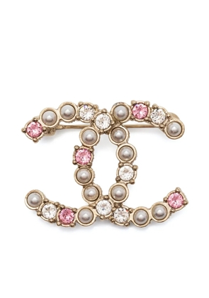 CHANEL Pre-Owned 2000s CC faux-pearl crystal embellished brooch - Gold