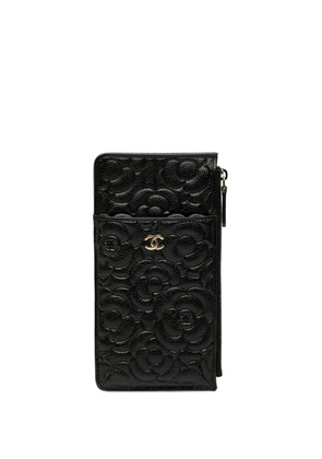 CHANEL Pre-Owned 2019 CC Embossed Caviar Camellia Flat Wallet Pouch phone case - Black