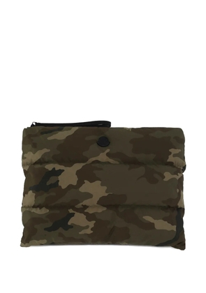 Moncler camouflage-pattern clutch bag - Green