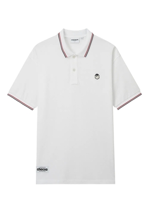 CHOCOOLATE logo-patch polo shirt - White