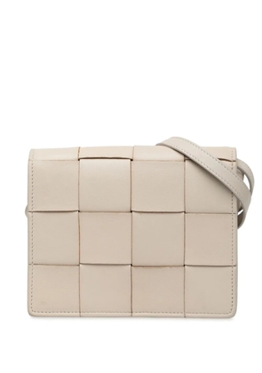 Bottega Veneta Pre-Owned 2012-2025 Mini Nappa Maxi Intrecciato Cassette crossbody bag - White