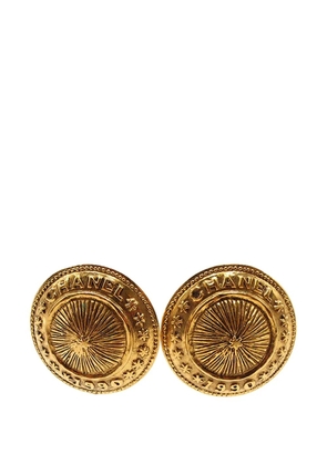 CHANEL Pre-Owned 1990 Gold Plated Round Shield Clip On Earrings costume earrings