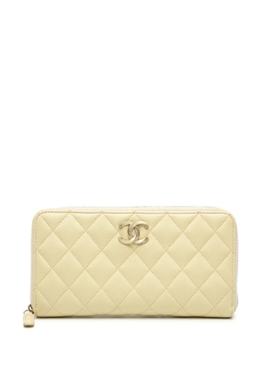 CHANEL Pre-Owned 2021-2025 CC Quilted Caviar Enamel Rhinestone Zip Around Wallet long wallets - Yellow