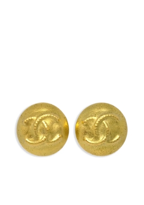 CHANEL Pre-Owned 1995 CC-embossed button clip-on earrings - Gold