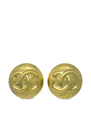 CHANEL Pre-Owned 1995 CC button clip-on earrings - Gold